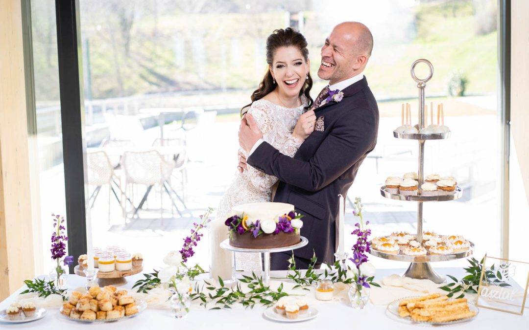 Déber Gábor Esküvő fotós menyasszony vőlegény ruha gyűrű dekor golf lavard torta sütemény ékszer díszítés páros fotózás